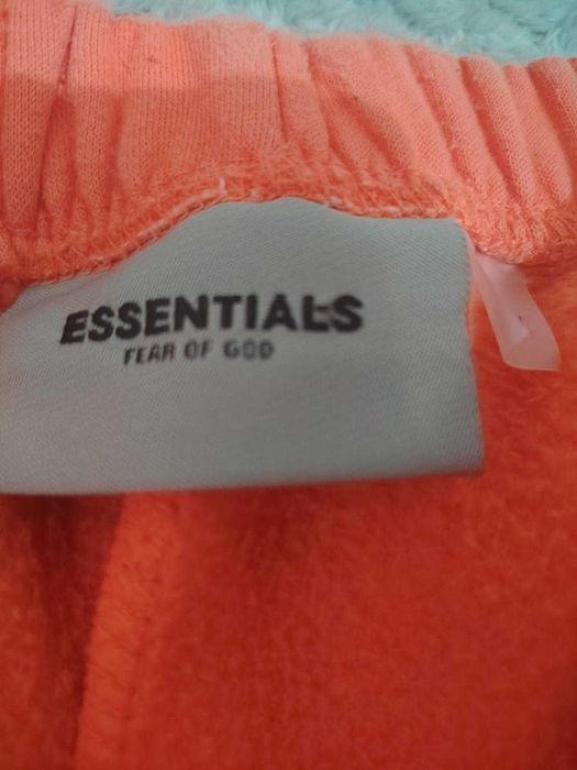 Essentials екип Coral