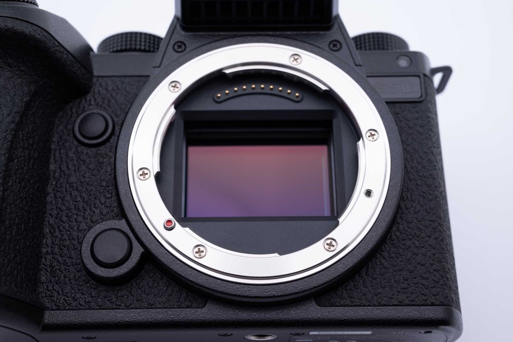 Panasonic Lumix S5 IIX + 50mm f/1.8 – КАТО НОВ (под 700 кадъра), Гаранция до края на 2027!