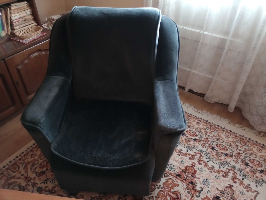 Mobila de sufragerie din lemn masiv si canapea cu 2 fotolii