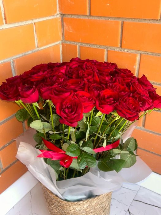 Цветы корзине красные
