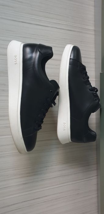 Hugo Boss 45/29см ОРИГИНАЛ! Мъжки спортно - елегантни  ест. кожа!