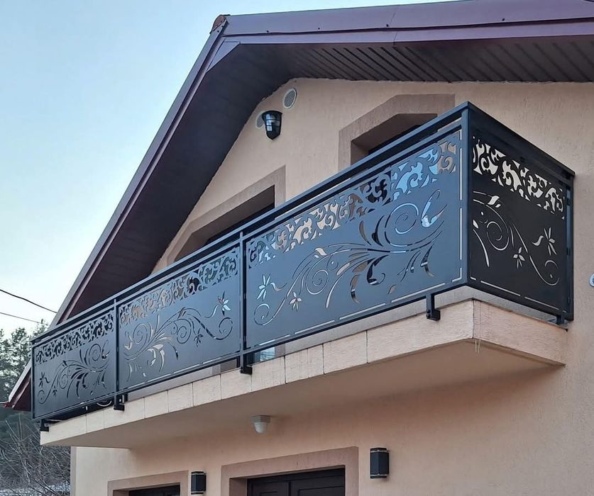 Balustrada din fier forjat și tablă decupată.