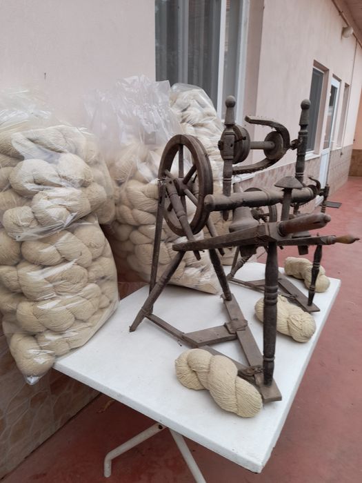 Vând lână toarsă un fir în scul