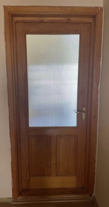 Usi lemn pt interior cu pervazuri si 1 ușă dublă pvc