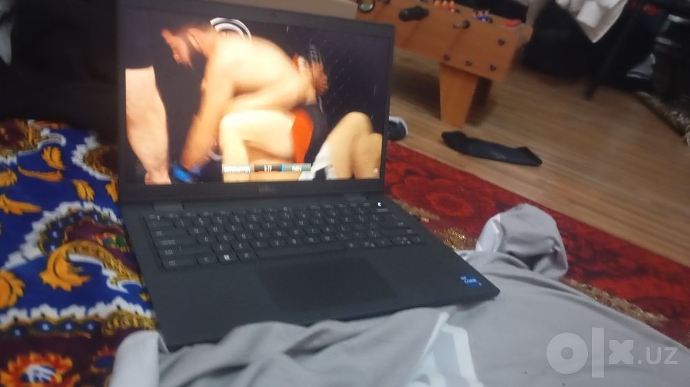 noutbuk lenove ekrani akatta klevatoriyasida chiqorlar bor hotiras