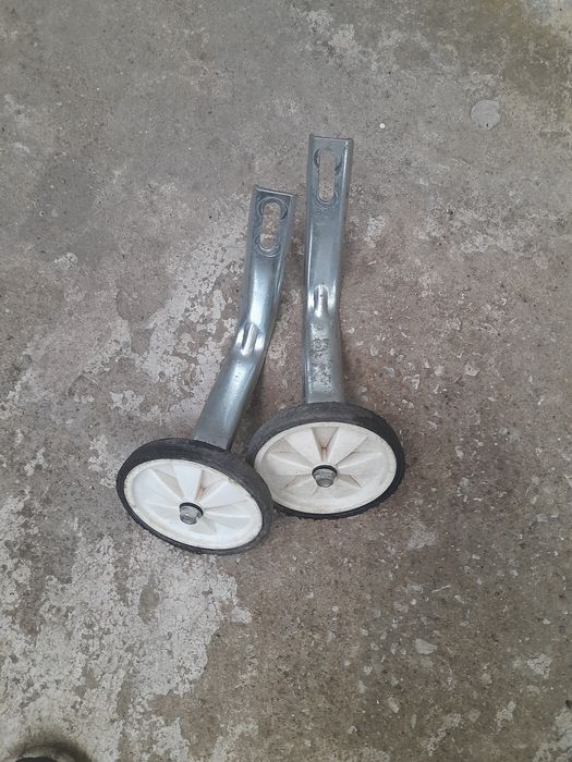 Детско червено колело с помощни колела