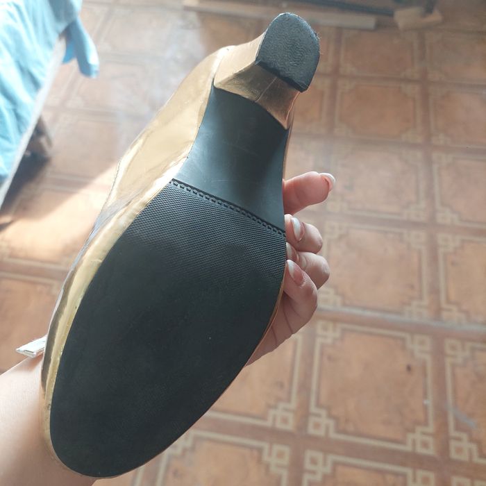 Продаю танцевальные туфли.