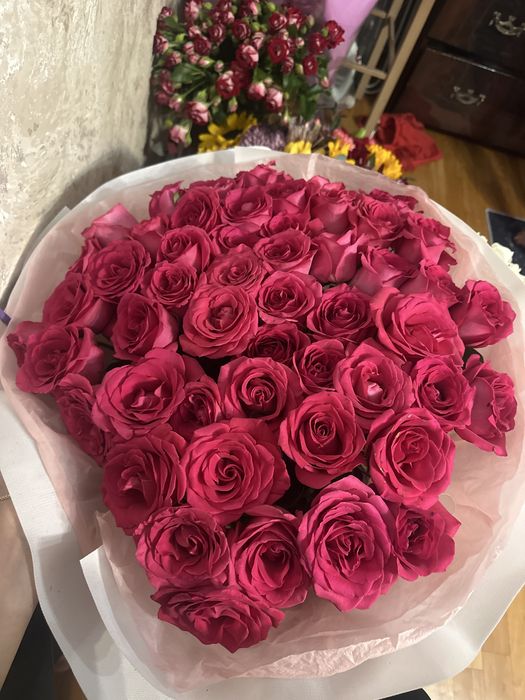 Цветы розы малиновые