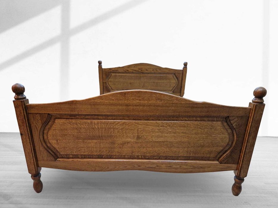 Масивна дъбова спалня в комплект с два броя нощни шкафчета