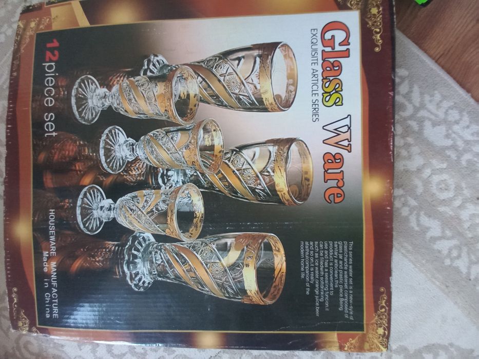 Два набора стеклянных стаканов