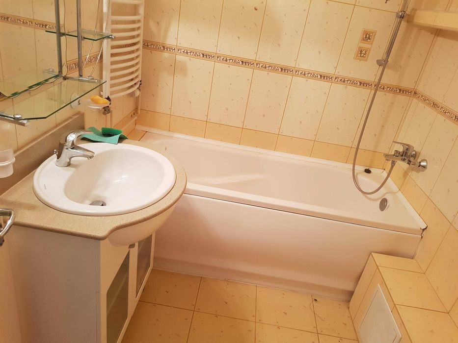 Inchiriez apartament cu 4 camere in Zamca