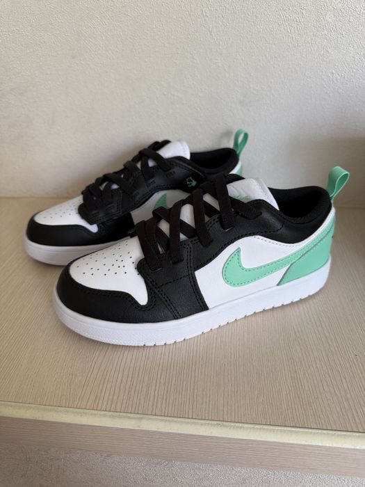 Продам кроссовки детские nike jordan