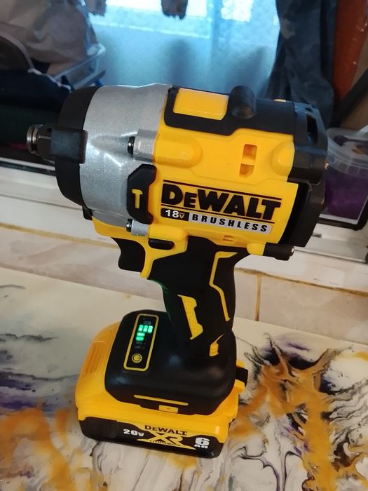 Impact pentru înșurubat DeWalt DCF 922 cu o baterie de 6A NOU