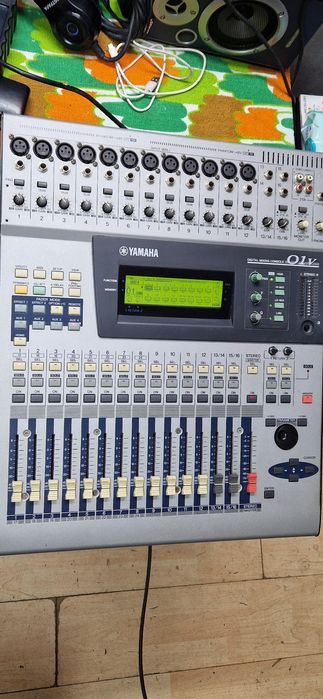 Yamaha 01v digotal mixer