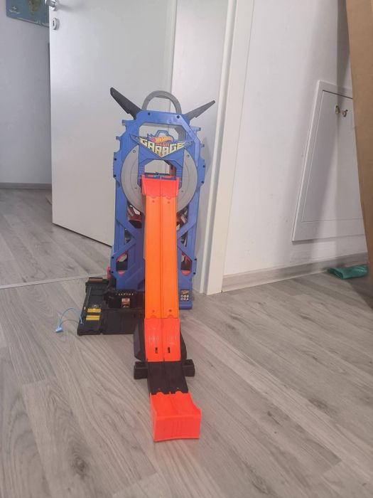 Garaj uriaș Hot wheels cu pistă