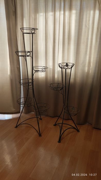 Продам две подставки для цветов