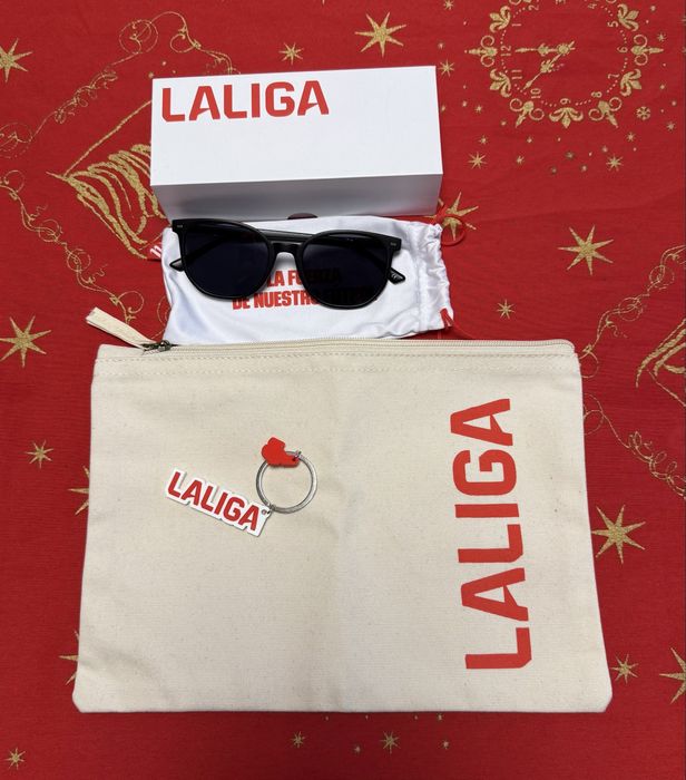 Комплект с несесер, слънчеви очила и ключодържател La Liga