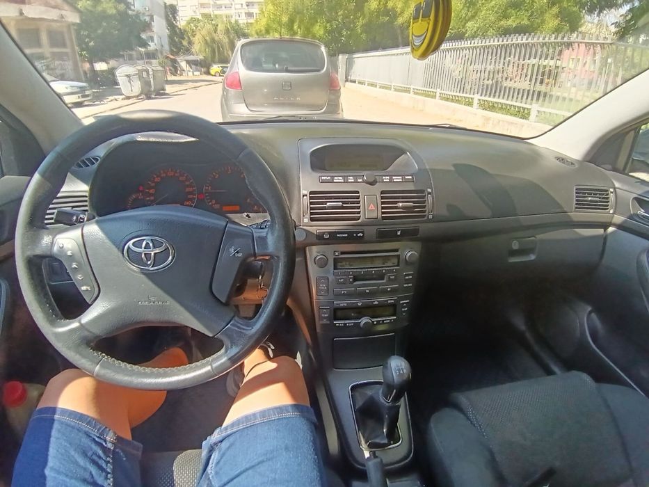 Продавам toyota avensis