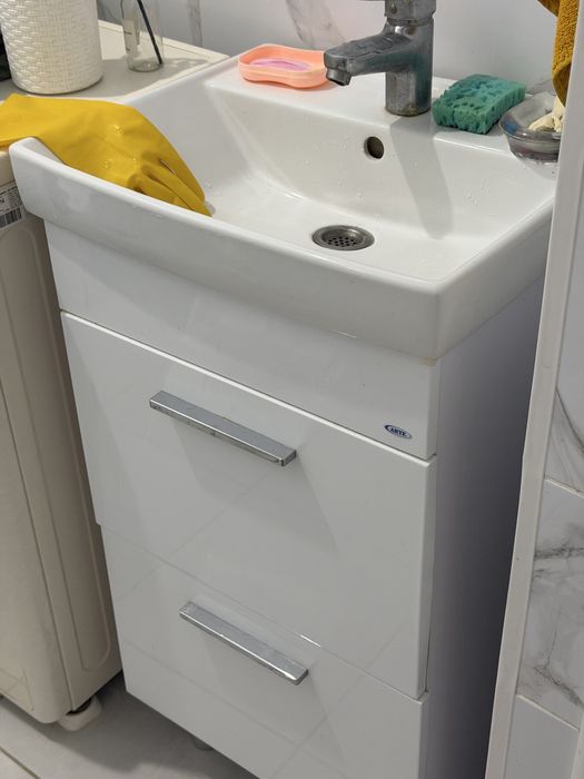 Продается унитаз и раковина с полками