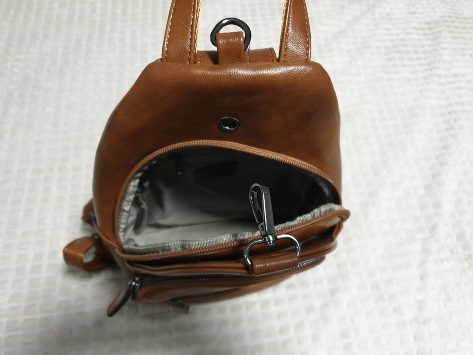 Нова. Дамска  оригинална раница/чанта за през рамо (sling bag) на марката RAVUO.