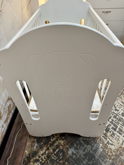 Люлеещо дървено легло с матрак и чекмеджета за съхранение.