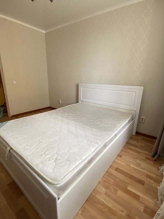 кровать с матрасом