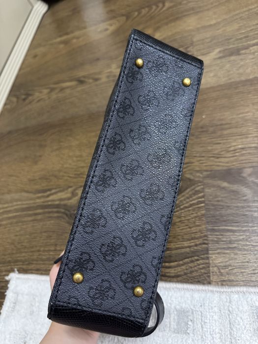 Сумка Guess удобная