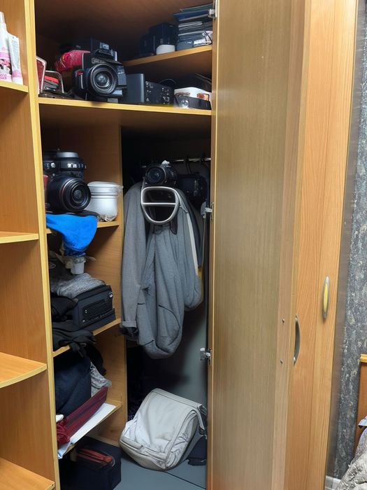 Угловой шкаф и кровать