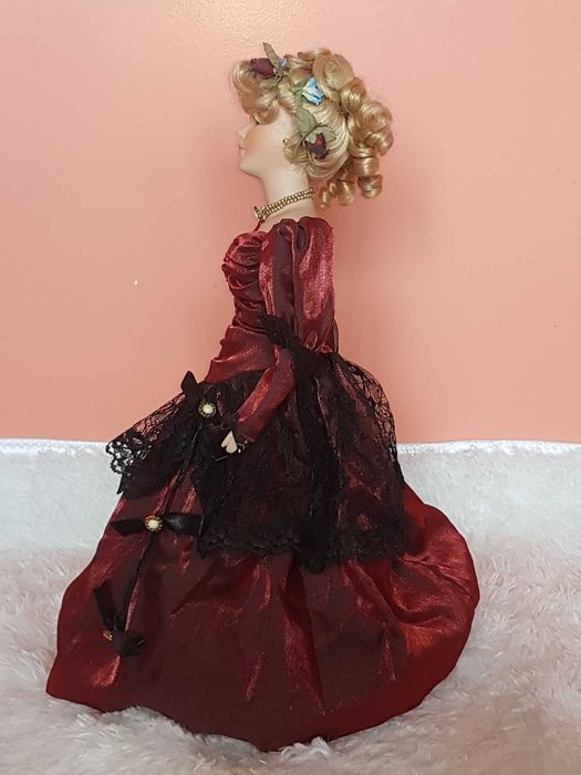 Порцеланова кукла със стойка