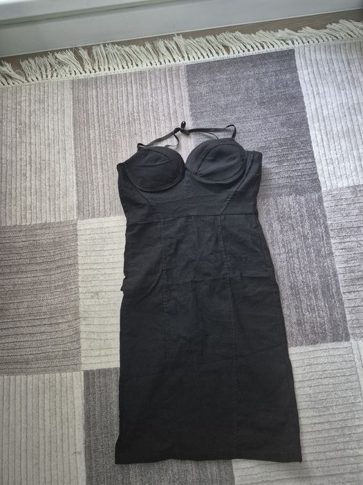 Къса черна рокля