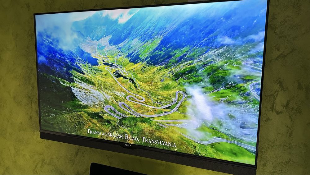 Televizor Tesla cu soundbar integrat 140cm