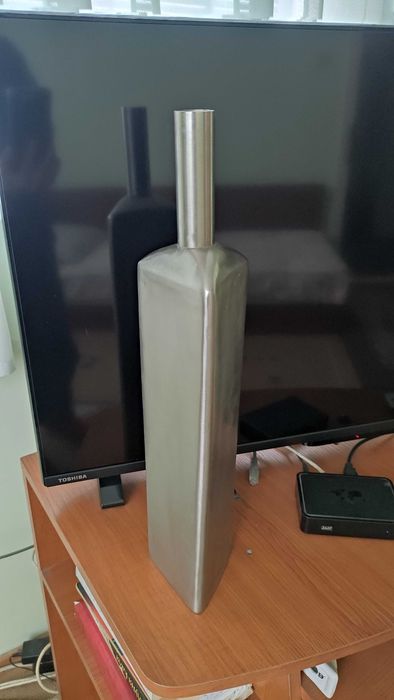 Висока стоманена ваза с модерен геометричен дизайн