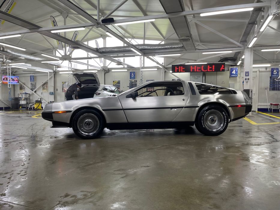 DMC 12 Delorean ретро