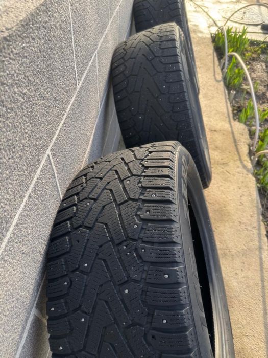 Зимние шипованные шины Pirelli  255/50 R19