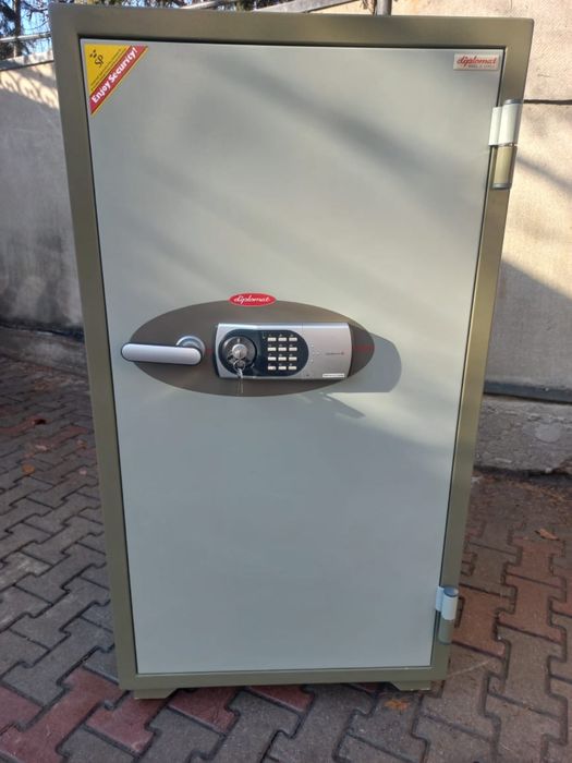 Продам сейф из Diplomat б/у