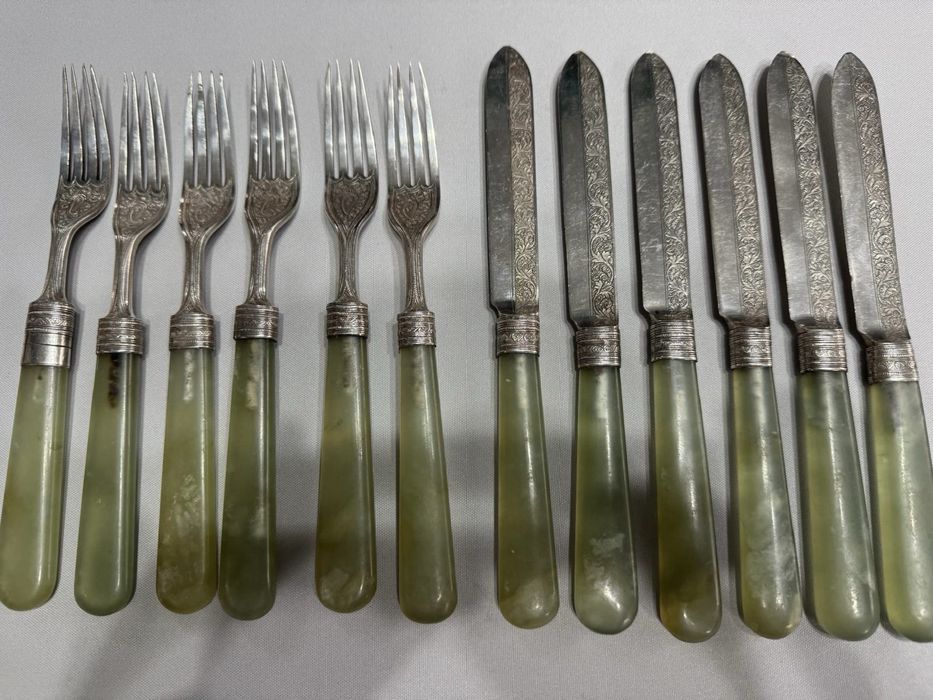 Tacamuri de argint cu Jad