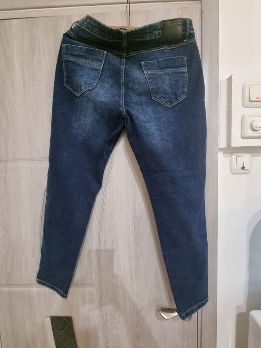 Vând blugi dama  50 lei