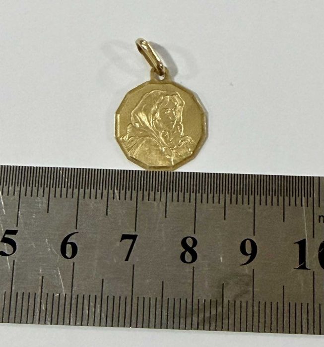 Златен медальон 18к 1.36гр.
