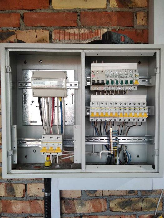 Услуги электрика. Электрик по городу. Срочный вызов электрика ...