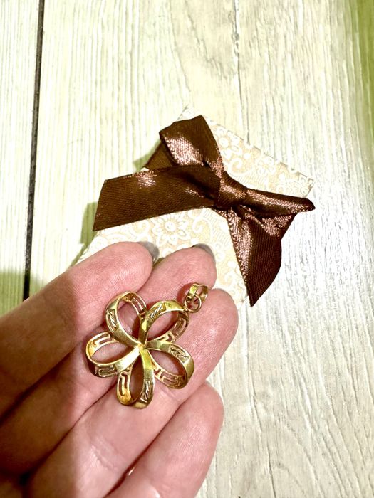 Златна висулка цвете детелина