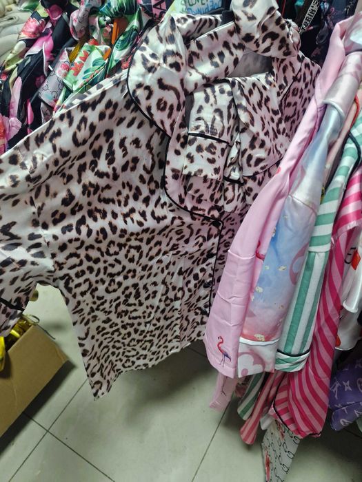 Продават се пижами Victoria's Secret