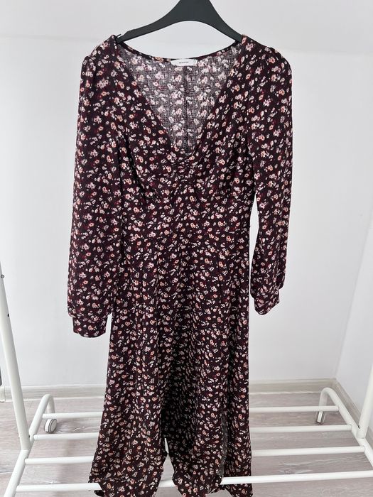 Rochia lunga cu flori de la Reserved