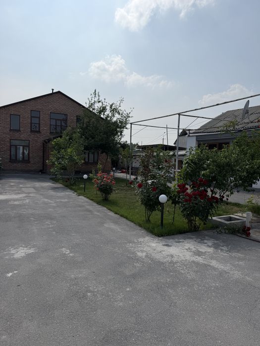 Hovli uy sotiladi Marg’ilon Eshonguzarda 7 xona 3 ta sanuzel 10 sotix.