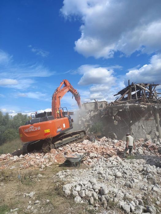 EXCAVATOR de închiriat , echipat cu , cupa 1,8m3 si picon 2 tone