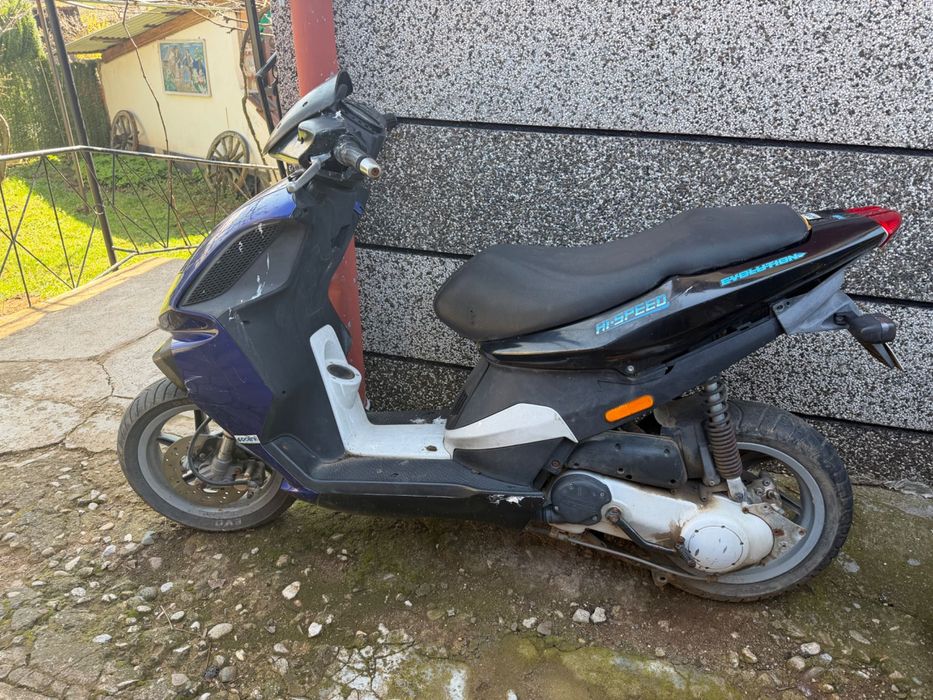 2 броя скутери 250 и 50 кубика