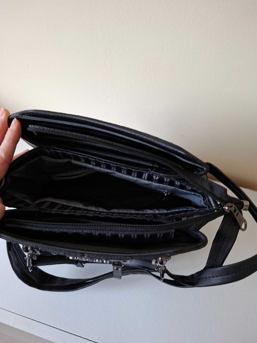 Черна кожена чанта Guess