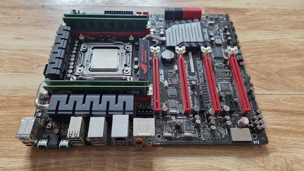 KIT 2011 i7-3820+Placa Asus ROG Rampage IV FORMULA+8GB RAM la 275lei!