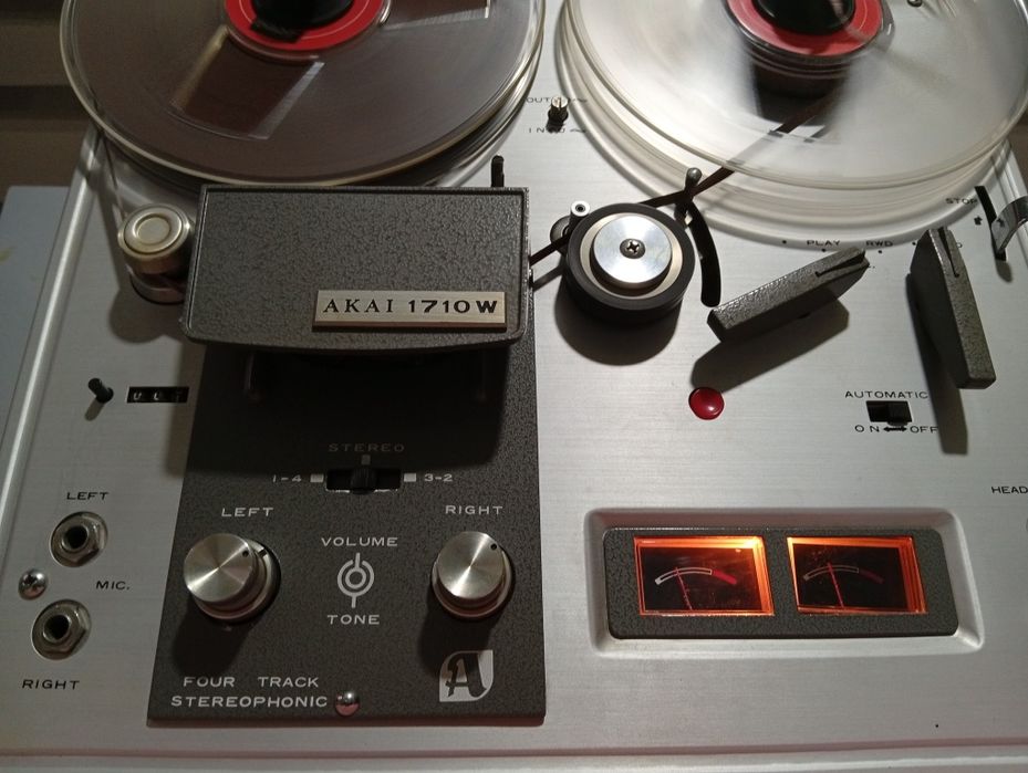 Magnetofon    Akai  1710 pe lampi si difuzoare vintage
