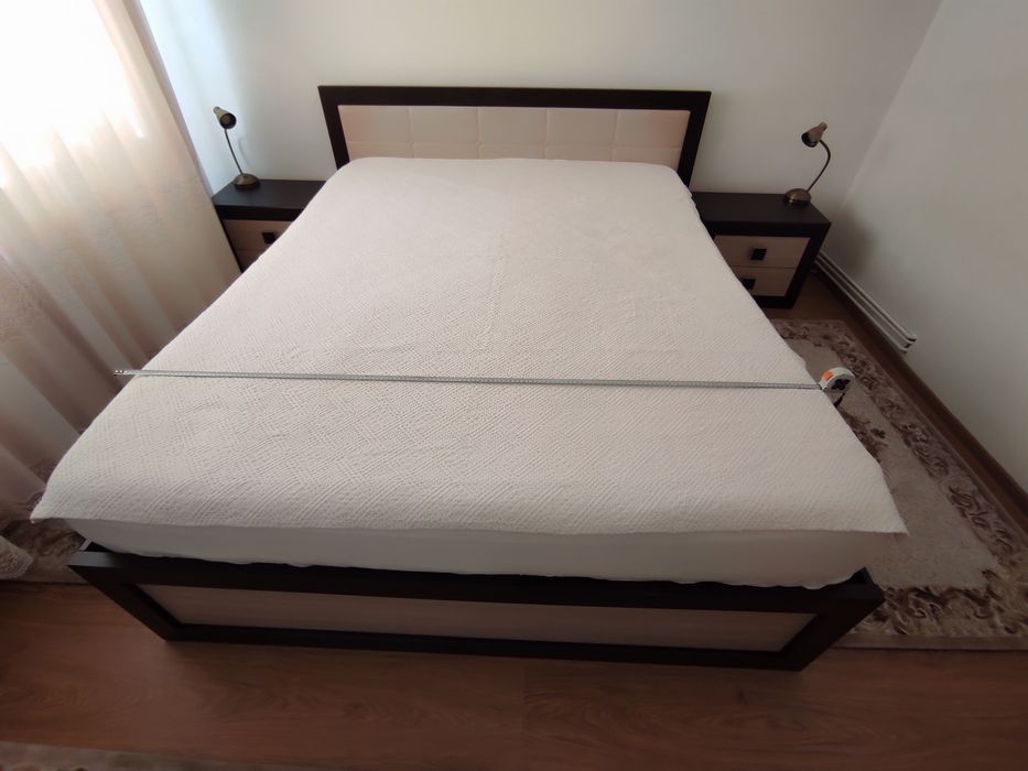 Vând set dormitor matrimonial, utilizat, format  din 1  pat, 1 comoda și 2 noptiere