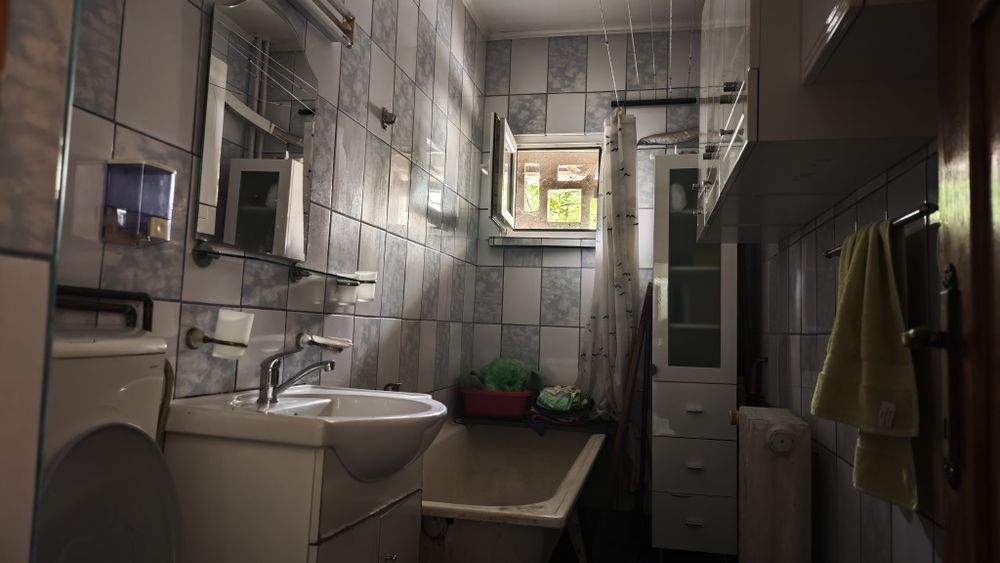 Vând apartament 3 camere, parter, amenajat spațiu comercial